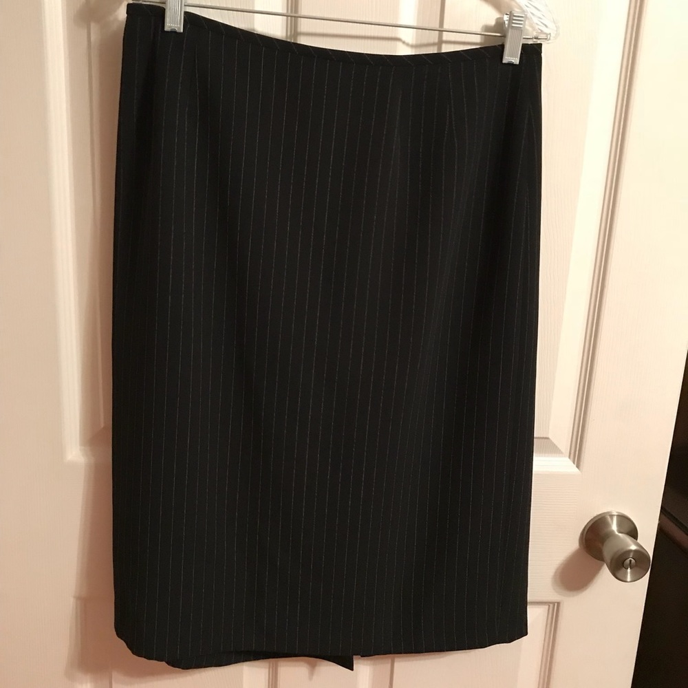 Women’s 2 piece Le Suit Size 14 Jacket/12 skirt